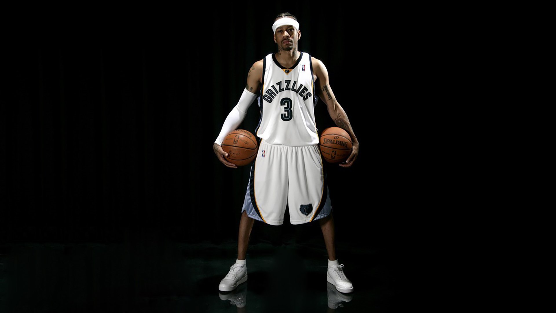 比赛暂停期间球员积极互动展现团队凝聚力，暂停比赛怎么写