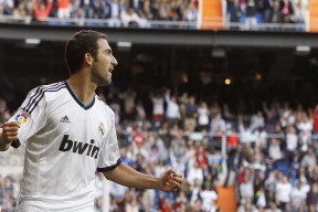 开云中国-比赛暂停期间球员积极互动展现团队凝聚力，暂停比赛怎么写